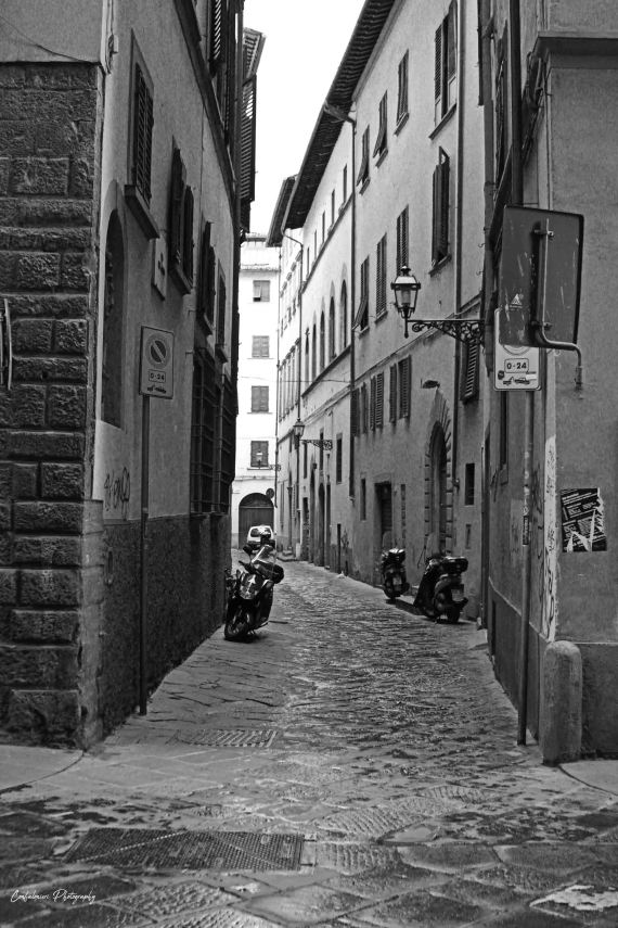 Narrow street in Florence - Italy B&amp;W4 (L)